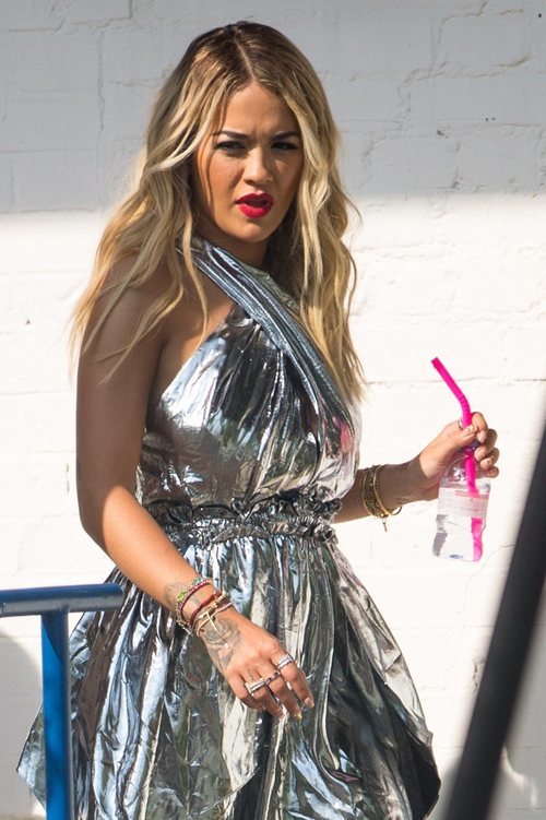 Rita Ora y un vestido globo metalizado en su tour promocional en Berlín
