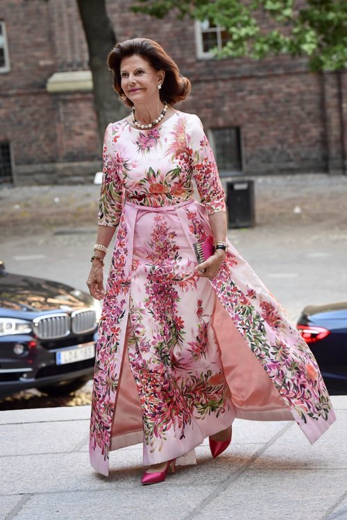 La Reina Silvia de Suecia con un vestido satinado de flores en el City Hall de Estocolmo
