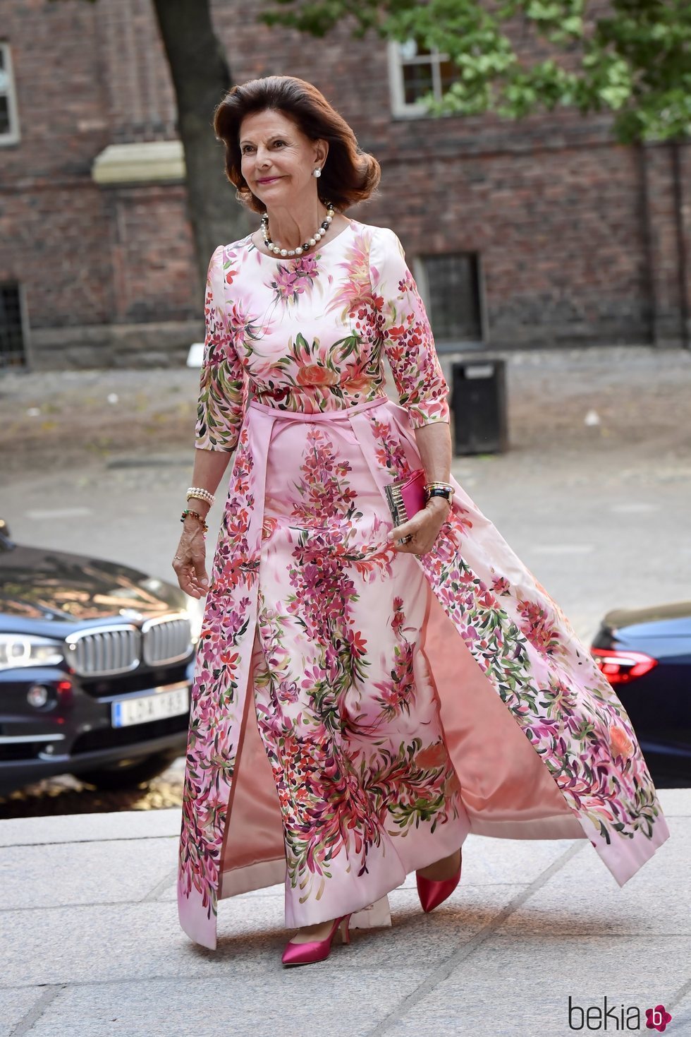 La Reina Silvia de Suecia con un vestido satinado de flores en el City Hall de Estocolmo