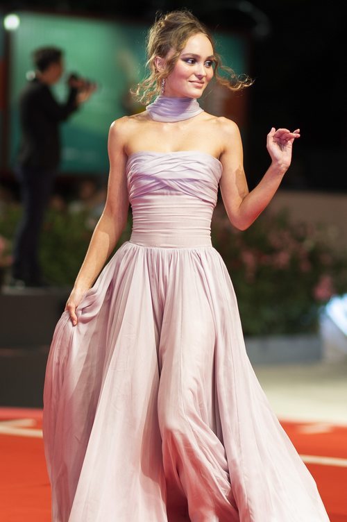 Lily-Rose Depp vestida de Alta Costura otoño/invierno 2019/2020 de Chanel en la premiere de 'El Rey' en el Festival de Venecia 2019