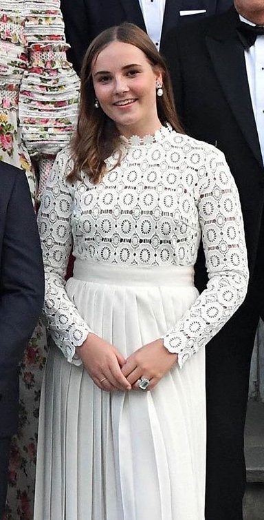 Ingrid Alexandra de Noruega con un vestido de Self Portait en día de su Confirmación