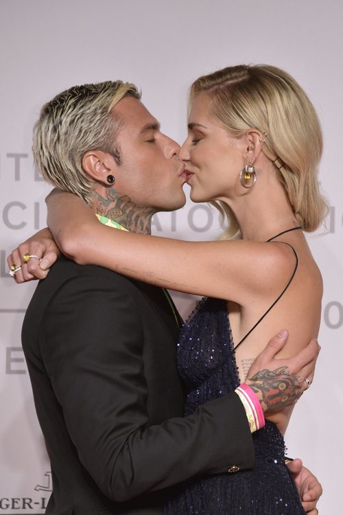 Fedez y Chiara Ferragni besándose en la premiere de 'Chiara Ferragni Unposted' en el Festival de Venecia 2019