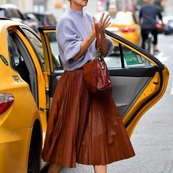 Katie Holmes con una falda plisada por Nueva York