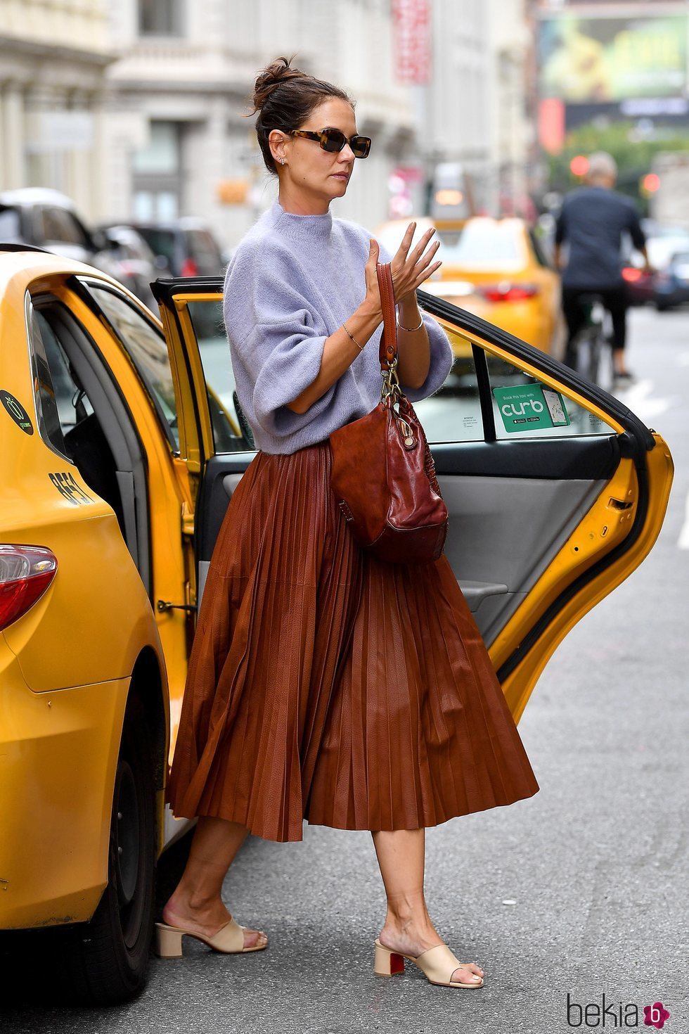 Katie Holmes con una falda plisada por Nueva York
