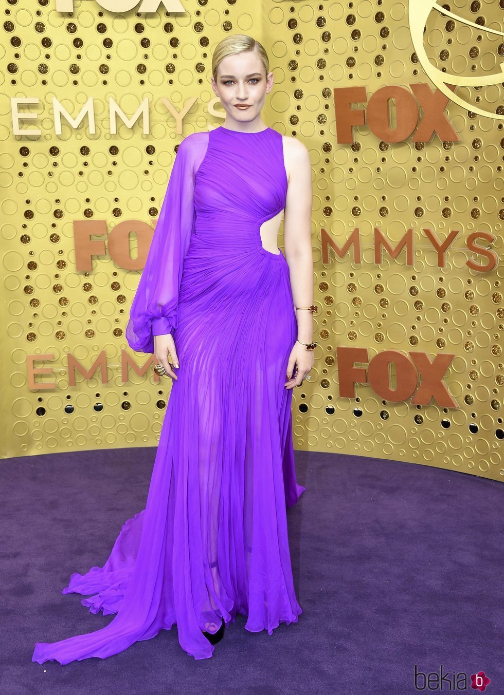 Julia Garner vestida de Cong Triunfante en los premios Emmy 2019