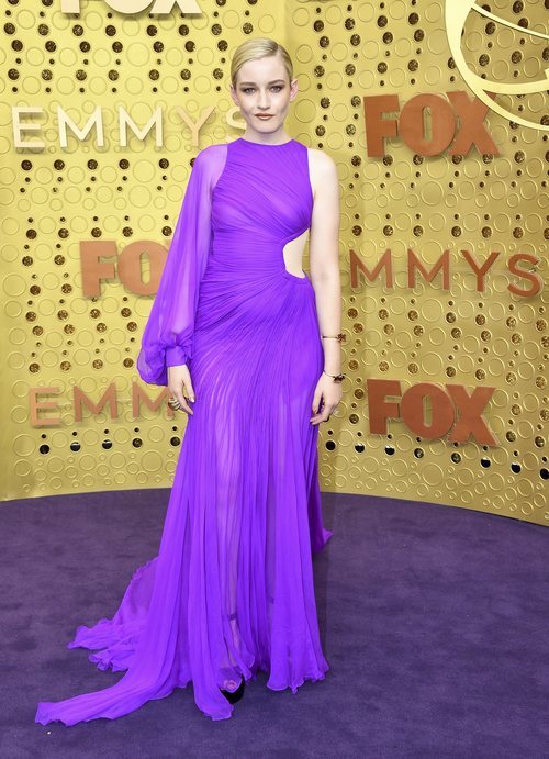 Julia Garner vestida de Cong Triunfante en los premios Emmy 2019