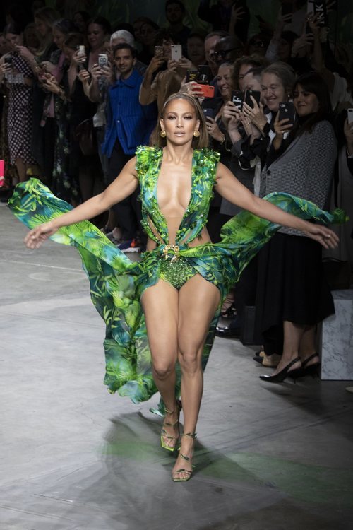 Jennifer Lopez desfilando para Versace en su colección primavera/verano 2020