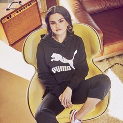 Selena Gomez presentando los modelos de zapatillas 'Puma Cali Chase'