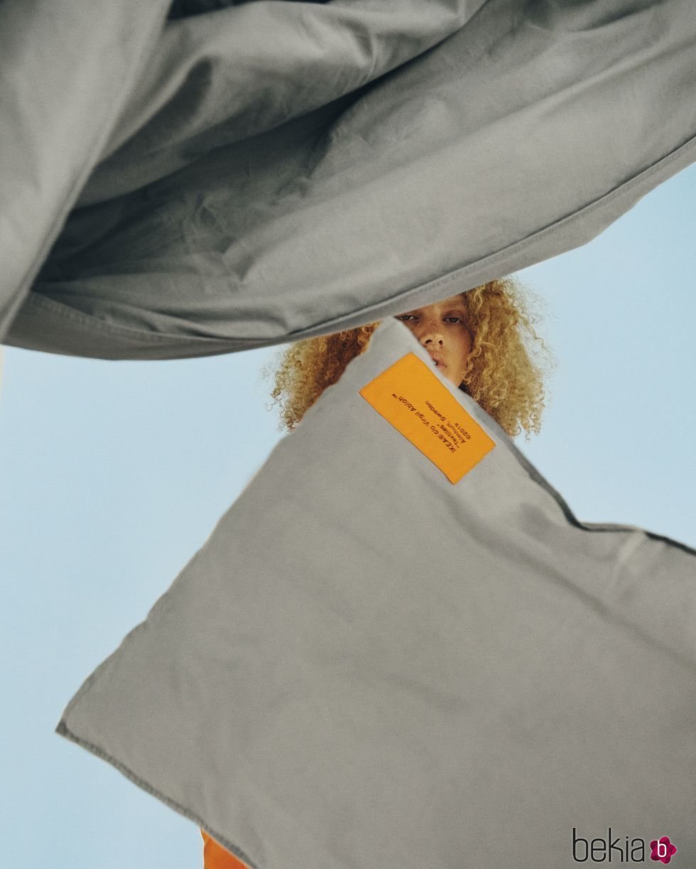 Colcha y cojín gris de 'Markerad' la nueva colección de Ikea y Virgil Abloh