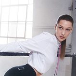 Sudadera blanca de la colección 'Challenge Yourself' de Calvin Klein