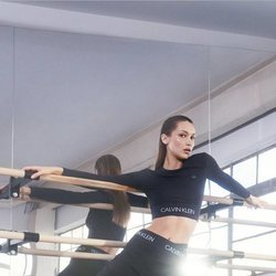 Falda asimétrica de la colección 'Challenge Yourself' de Calvin Klein