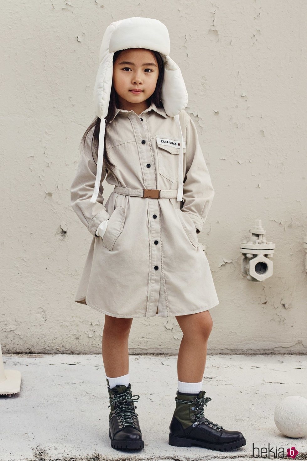Abrigo color crema de la colección otoño/invierno 2019 de la colección 'Zara SRPLS'