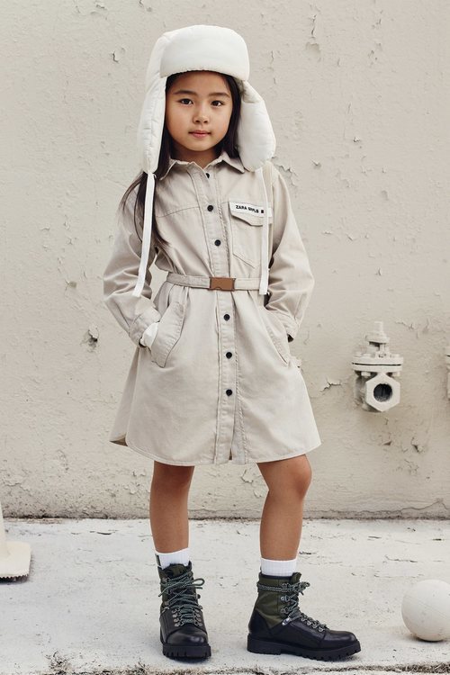 Abrigo color crema de la colección otoño/invierno 2019 de la colección 'Zara SRPLS'