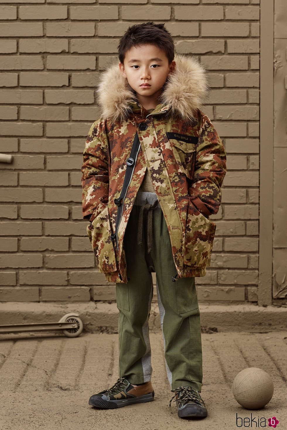 Abrigo militar con capucha para niño de 'Zara SRPLS' de otoño 2019
