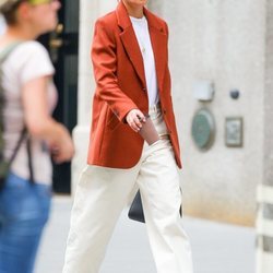Katie Holmes con un look casual en tonos crema y naranja paseando por Nueva York