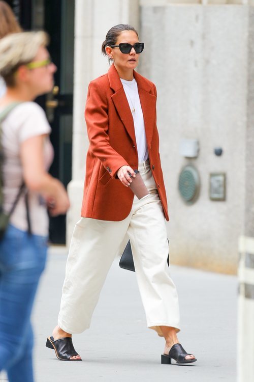 Katie Holmes con un look casual en tonos crema y naranja paseando por Nueva York