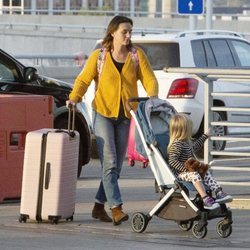 Leighton Meester y su hija Arlo Day Brody llegando al aeropuerto de Toronto