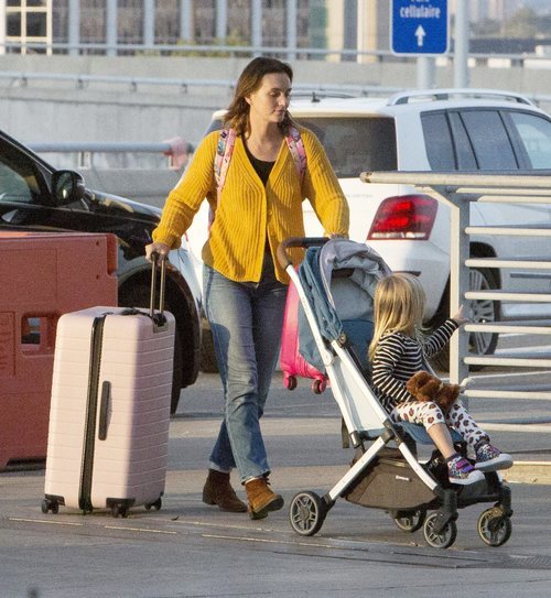 Leighton Meester y su hija Arlo Day Brody llegando al aeropuerto de Toronto