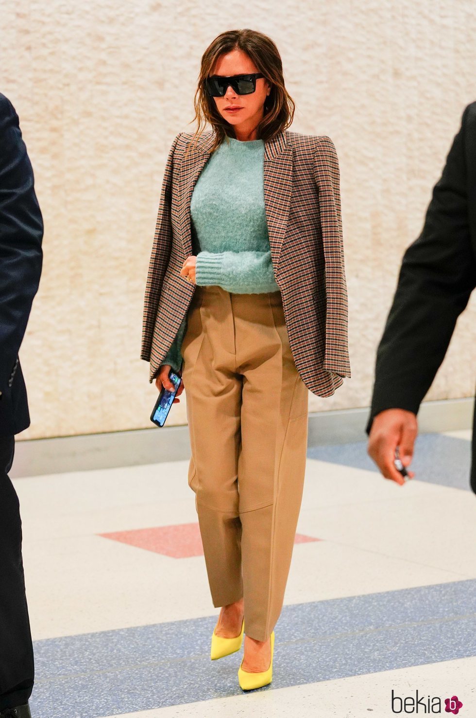 Victoria Beckham con pantalones slouchy de su propia marca en Nueva York