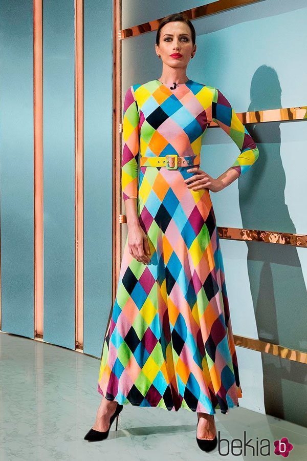 Nieves Álvarez con el Rainbow Diamonds Dress de María Escoté presentando 'Flash Moda'
