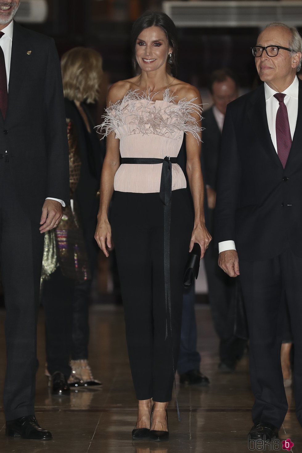 La Reina Letizia luce un top de plumas en el XXVIII Concierto de los Premios Princesa de Asturias