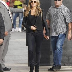 Jennifer Aniston con un look total black paseando por Nueva York