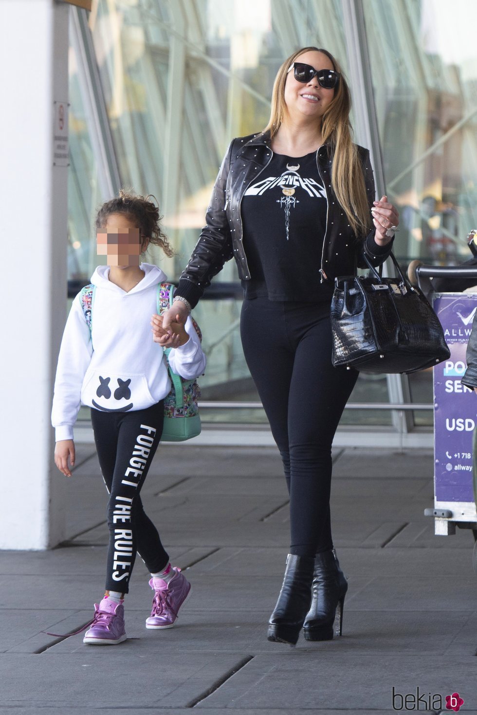 Mariah Carey con total look negro paseando por Nueva York
