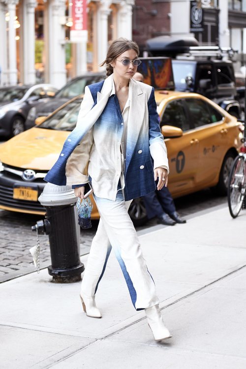 Gigi Hadid con un tres piezas en azul y blanco de Oscar de la Rente por Nueva York