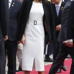 La Reina Letizia con un vestido de Hugo Boss en su llegada a Corea del Sur durante su visita oficial