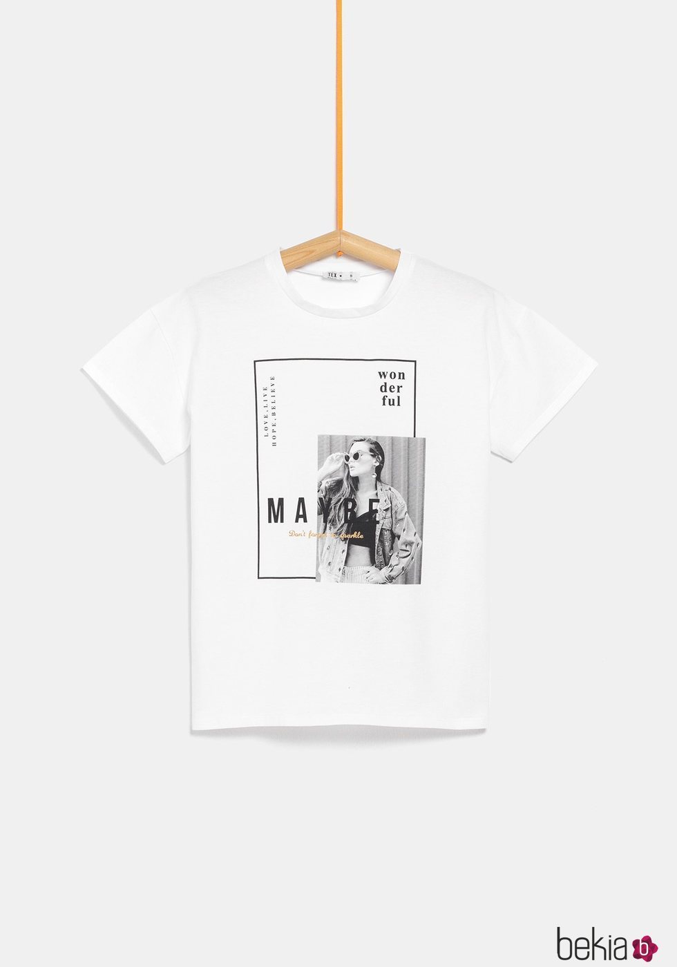 Camiseta blanca con dibujo y palabra 'Mayre' de la colección de Rocío Osorno y TEX de otoño/invierno 2019
