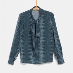 Blusa azul de la colección de Rocío Osorno y TEX de otoño/invierno 2019