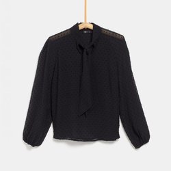 Blusa negra con lazo al cuello de la colección de Rocío Osorno y TEX de otoño/invierno 2019