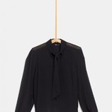 Blusa negra con lazo al cuello de la colección de Rocío Osorno y TEX de otoño/invierno 2019