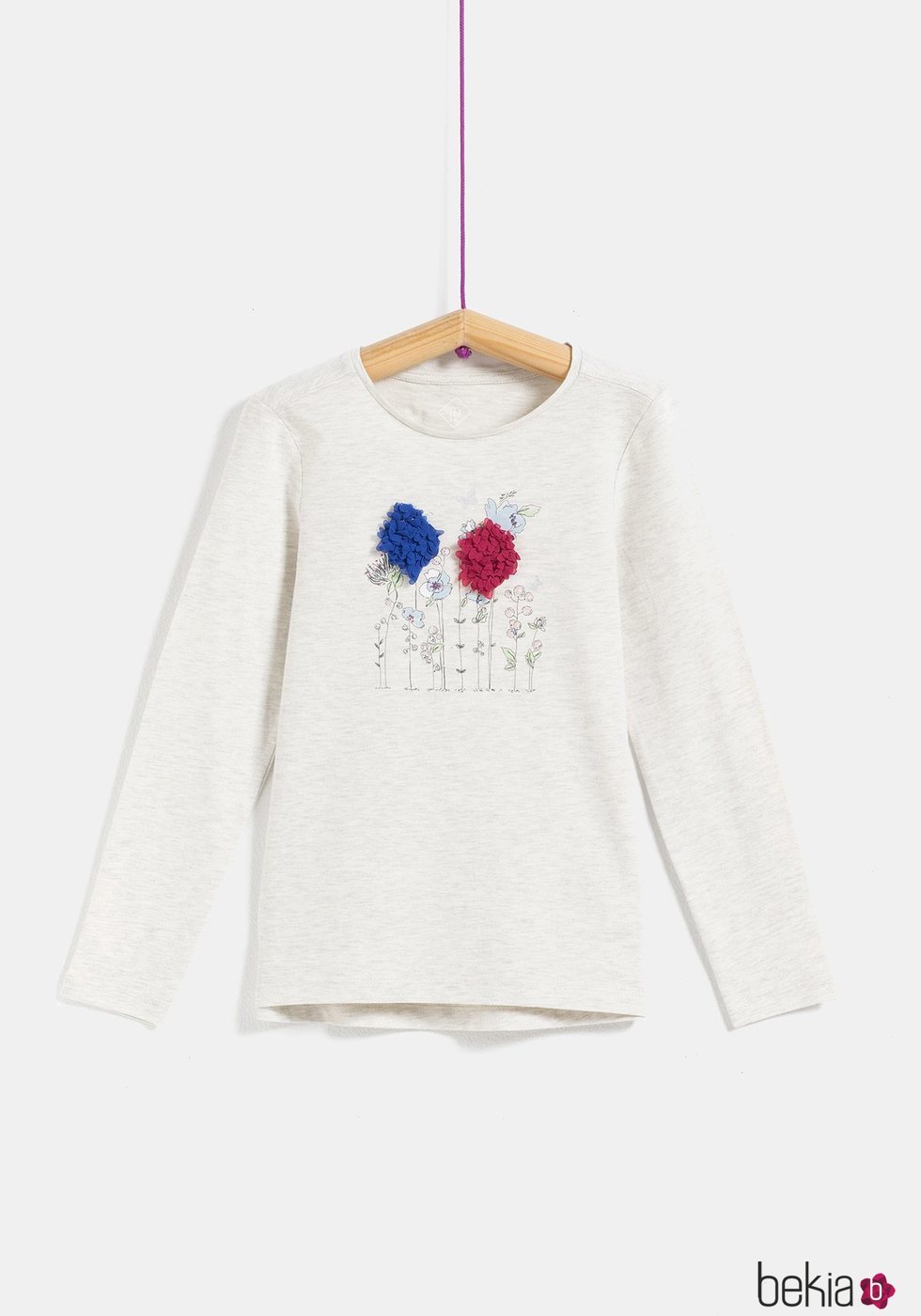 Camiseta blanca con flores para niña de la colección 'I-O' de Carrefour y TEX para otoño/invierno 2019