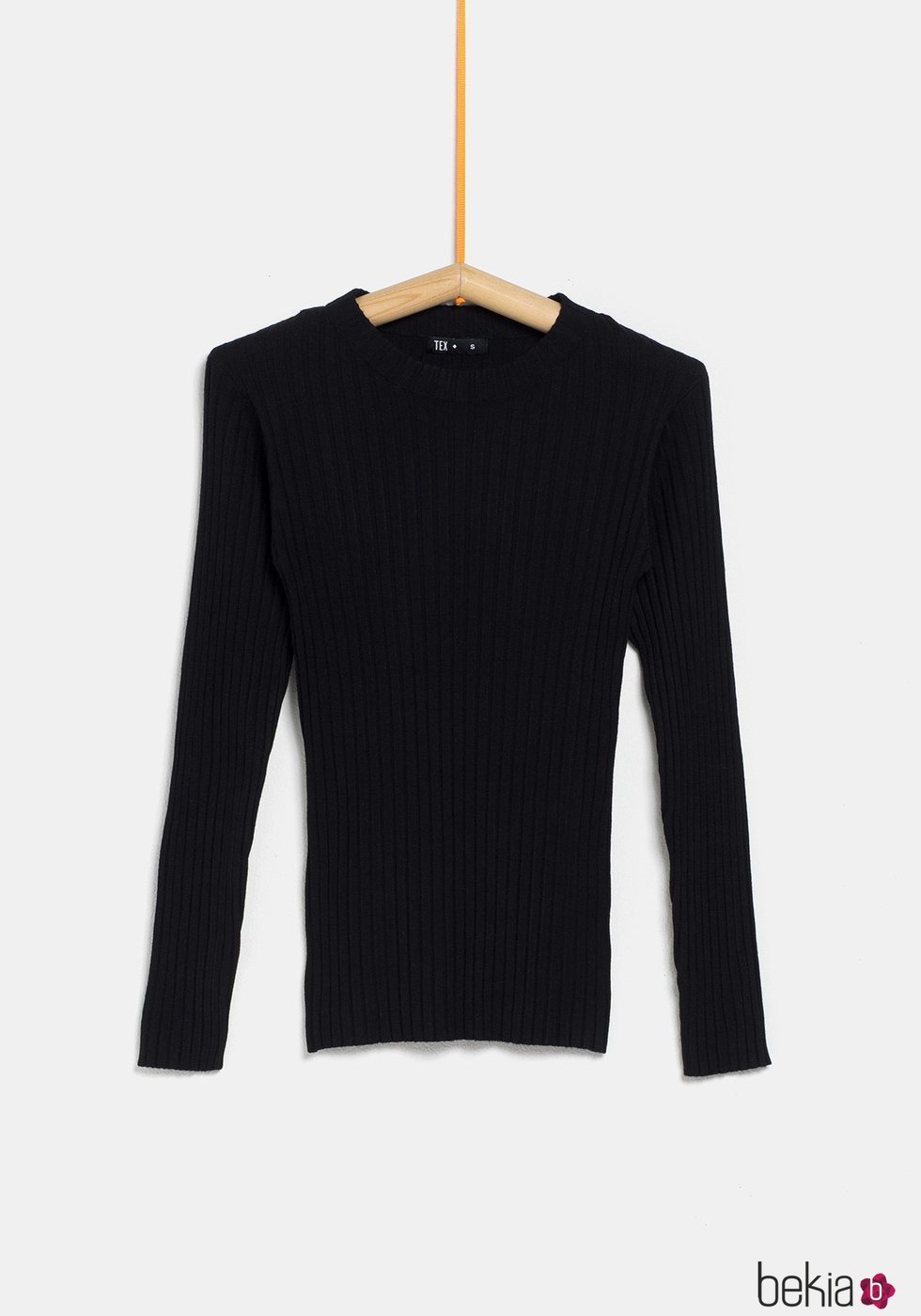 Jersey negro ceñido de la colección 'I-O' de Carrefour y TEX para otoño/invierno 2019