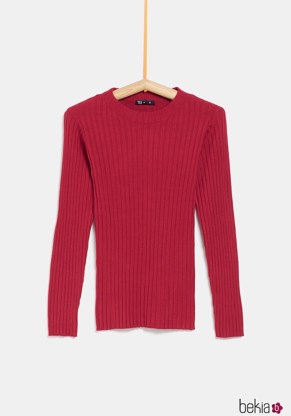 Jersey rojo ceñido de la colección 'I-O' de Carrefour y TEX para otoño/invierno 2019