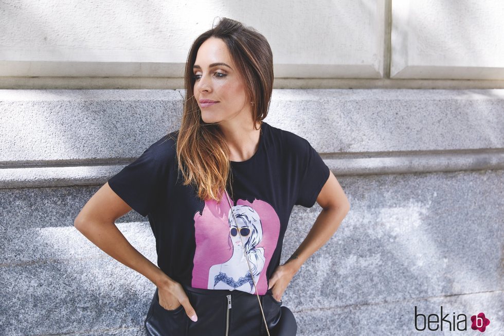 Rocío Osorno con camiseta negra de la colección 'I-O' de Carrefour y Tex para otoño/invierno 2019