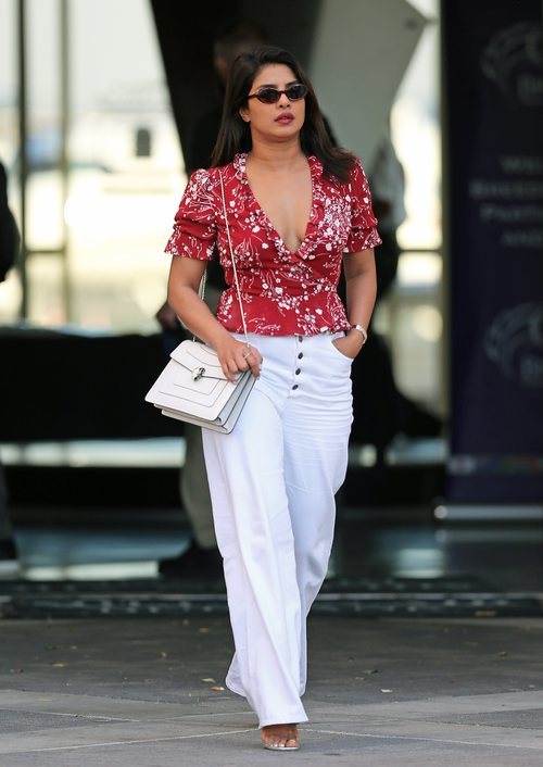 Priyanka Chopra con look veraniego por Los Ángeles