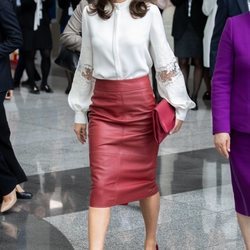 La Reina Letizia con falda de piel de Hugo Boss en un acto de la Agencia de Promoción de Inversión Comercial de la República de Corea