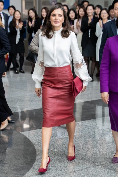 La Reina Letizia con falda de piel de Hugo Boss en un acto de la Agencia de Promoción de Inversión Comercial de la República de Corea