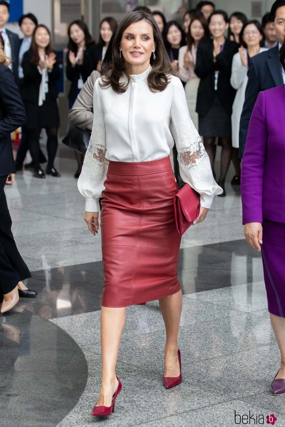 La Reina Letizia con falda de piel de Hugo Boss en un acto de la Agencia de Promoción de Inversión Comercial de la República de Corea