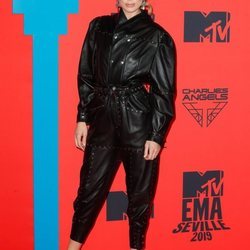Doutzen Kroes con mono negro de cuero durante los Premios MTV EMAs 2019