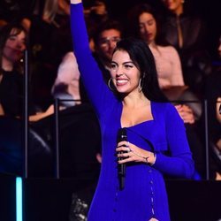 Georgina Rodriguez vestida de Jacquemus sobre el escenario de los MTV EMAs 2019