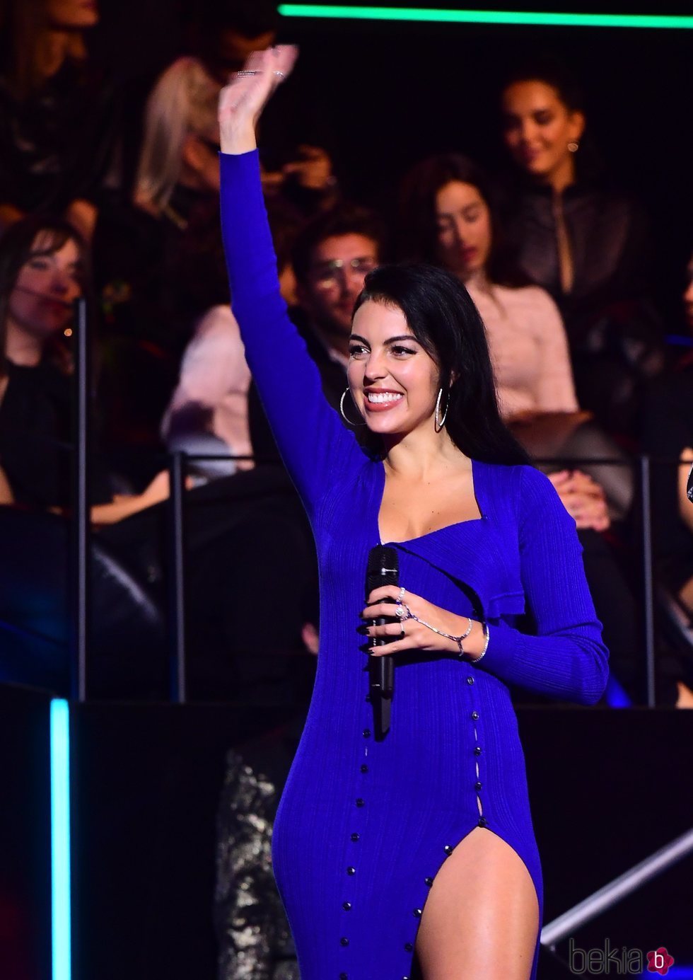 Georgina Rodriguez vestida de Jacquemus sobre el escenario de los MTV EMAs 2019