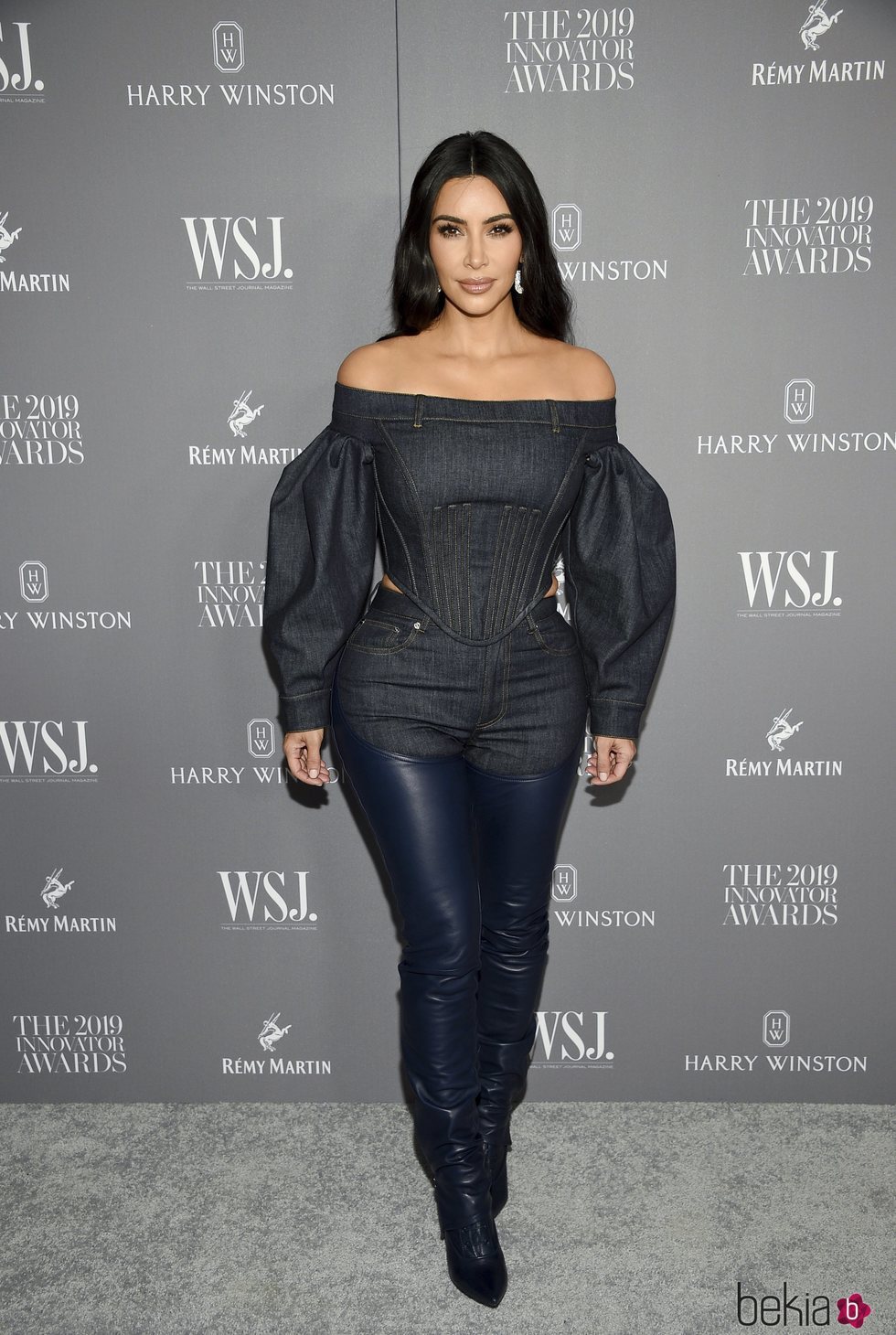 Kim Kardashian con un total look denim y botas de latex en los Innovation Awards 2019