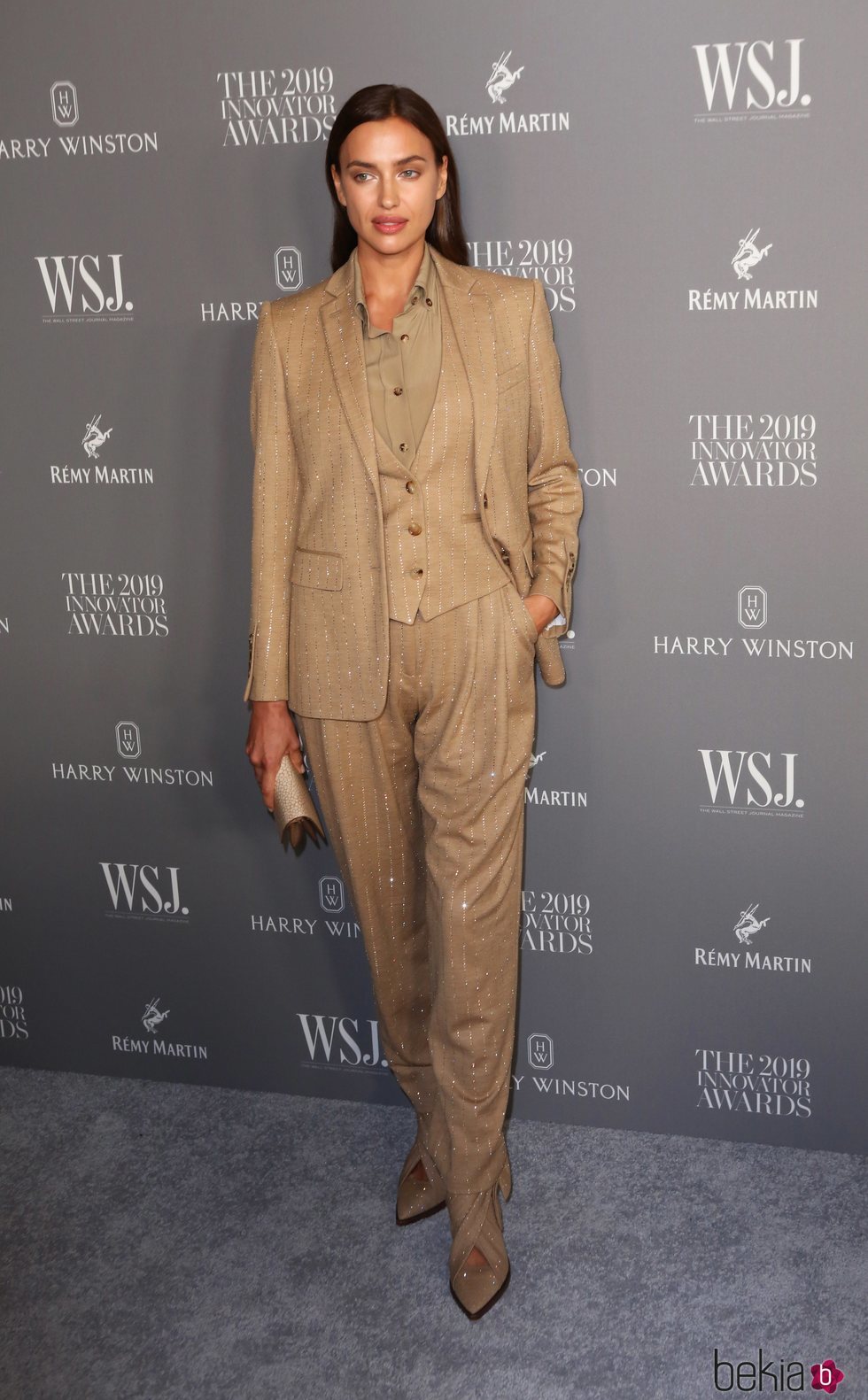 Irina Shayk con traje camel en los Innotavion Awards 2019