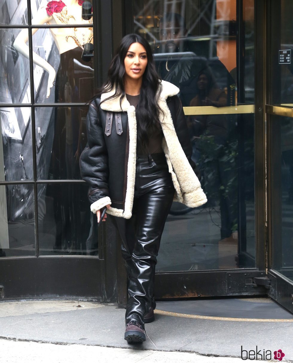 Kim Kardashian con abrigo de borrego y pantalones de cuero en Nueva York