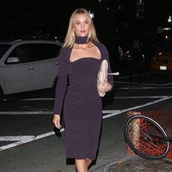 Rosie Huntington con vestido morado en Nueva York