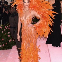 Kendall Jenner con vestido de plumas en la Gala Met 2019