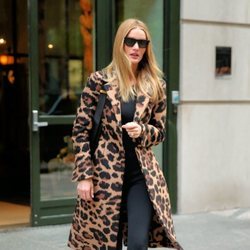 Rosie Huntington con abrigo de estampado de leopardo en Nueva York